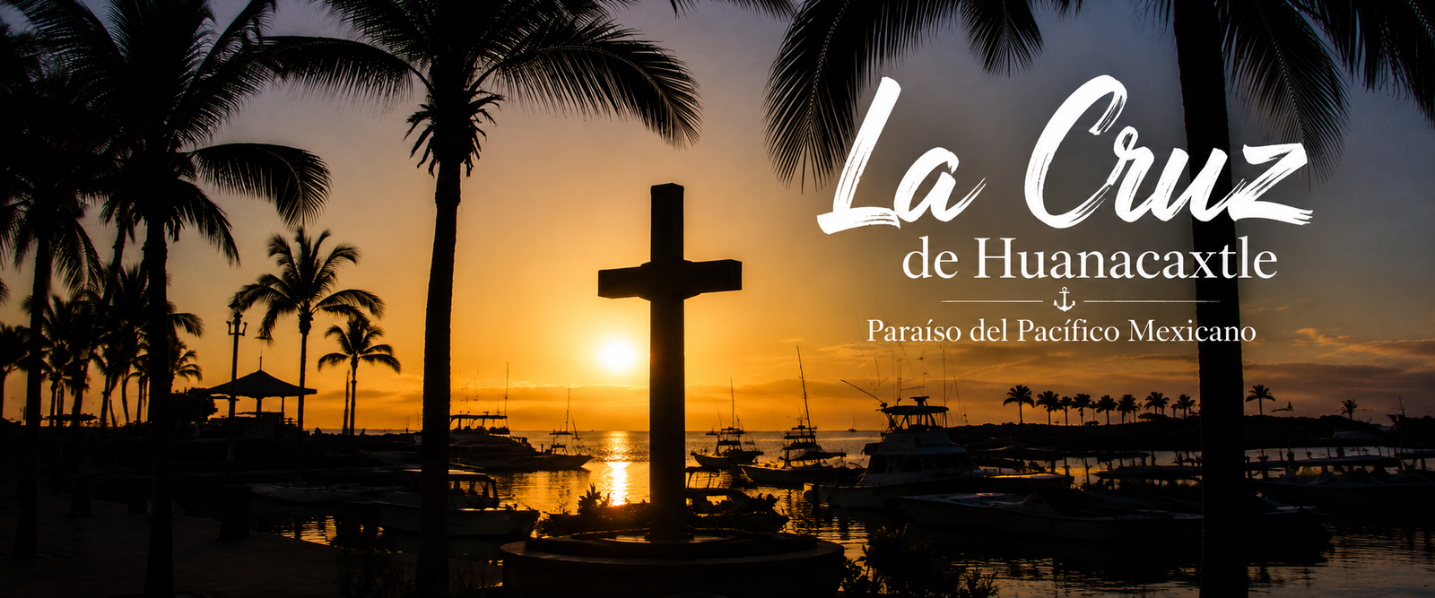 Atardecer en la marina de La Cruz de Huanacaxtle, con la cruz frente al mar y palmeras a contraluz